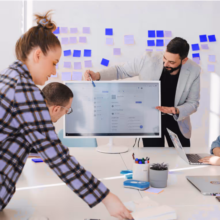 Das Bild zeigt die Zusammenarbeit von Fachleuten in der Lieferkette mit relatico: die SRM-Software für strategisches Management Lieferant