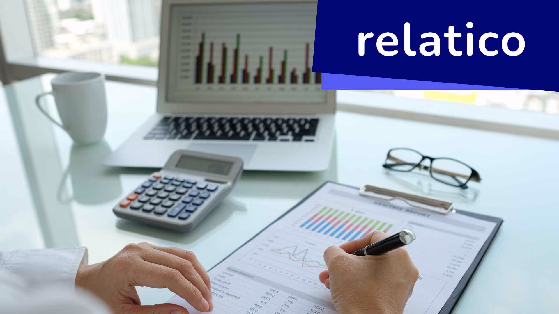 Die Richtlinie über die Nachhaltigkeitsberichterstattung von Unternehmen (CSRD) schreibt eine umfassende Nachhaltigkeitsberichterstattung für europäische Unternehmen vor und erweitert den Geltungsbereich auf KMU. Die Unternehmen müssen sowohl über ökologische und gesellschaftliche Auswirkungen als auch über finanzielle Risiken berichten, wobei sie die Europäischen Standards für die Nachhaltigkeitsberichterstattung (ESRS) befolgen und das iXBRL-Format verwenden müssen.