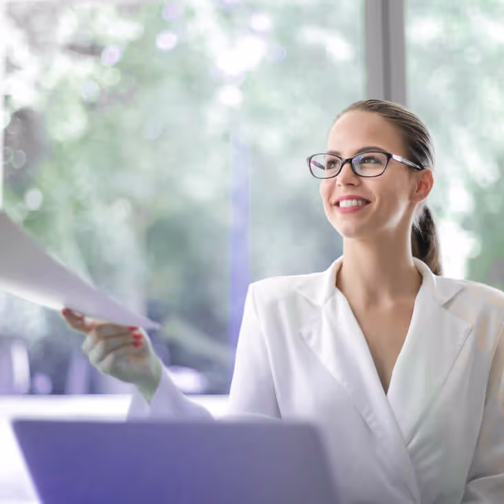 Das Bild zeigt einen Büroangestellten, der relatico benutzt: die SRM-Software für strategisches Management Lieferant
