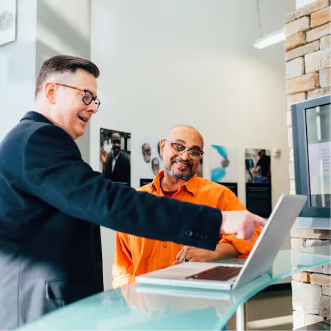 Stockfoto eines Mitarbeiters der Lieferkette, der die relatico Lieferantenmanagement Software benutzt.